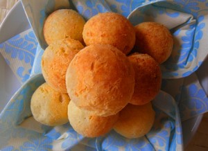 pao-de-queijo-receita-recipe_Brazilian Cheesy Doughballs