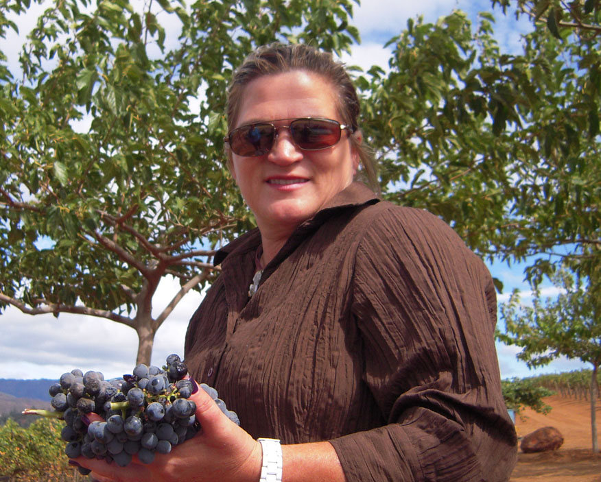 MARNI HOLDING GRAPES READY TO BE HARVESTED
